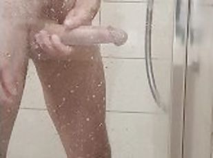 TALL WHITE GUY WASHING HUGE COCK CAUGHT ON SHOWER CAM!