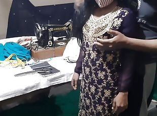 Tailor ne Bhabhi ka naap lete lete Bhabhi ko hi chod dala,desi housewife fucked by tailor with clear hindi audio 
