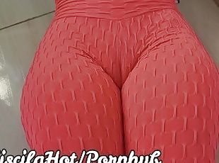 Showing off my cameltoe in leggings before going to the gym