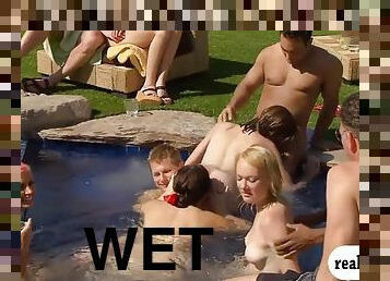 Hot swingers used the wet bj and oral sex by the pool