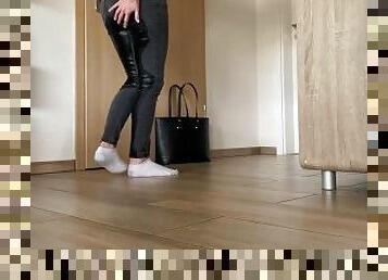 MILF rentre à la maison et ne peut pas se retenir, elle fait pipi devant la porte