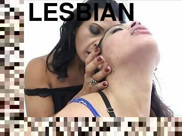 לסבית-lesbian, אמא-שאני-רוצה-לזיין, לטינית, אמא, נשיקות