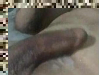 Se acaricia su pene en la cama  y se corre en su abdomen