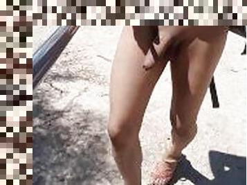 trans camina desnuda en publico con sandalias altas muy sexy