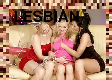 лесбіянка-lesbian, фінгеринг, секс-із-трьома-партнерами, блондинка, жіноча-білизна, брюнетка