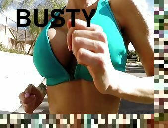Busty chick sarah jessie likes to exercise with her tits out