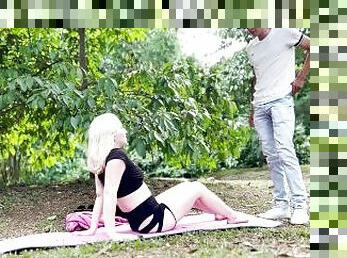 RUBIA VA AL PARQUE A EJERCITARSE PERO TERMINA FOLLANDO EN CASA DE DESCONOCIDO