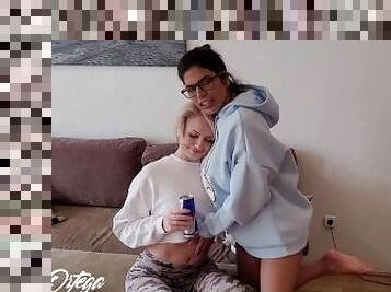 isot-tissit, masturbaatio, pillu-pussy, amatööri, lesbo-lesbian, suuteleminen, blondi, luonnollinen, soolo, ruskeaverikkö