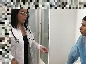 Doctora de enorme culo ayuda a su paciente con su problema de ereccin - en espaol