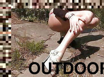 SHE LIKES TO PISS OUTDOORS