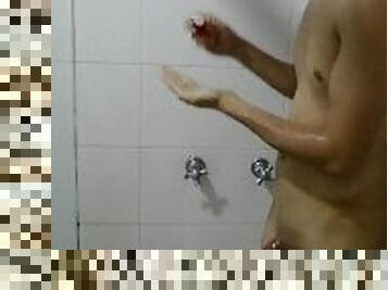 Juan Martínez en la ducha