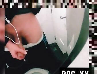 CHICO CALIENTE EXHIBE SU GRAN PENE EN BAÑO PÚBLICO