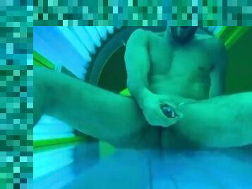 Big dick cumshot in the solarium on the sunbed