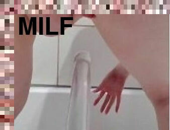 kylpy, isot-tissit, masturbaatio, pillu-pussy, vaimo, milf, dildo, suihku, kovaa