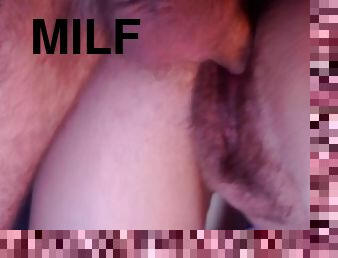 ESPOSA MILF TIENE ORGASMOS múltiples y semen en el coño peludo