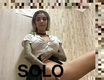 bañando, rubia, a-solas, tatuaje