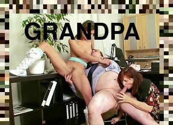 dideli-papai, giliai-gerklėje, seksas-tryse, senelis, brunetė