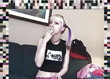 amateur, adolescente, primera-persona, rubia, webcam, con-piercings, fetichista, fumando, dominación-femenina, tatuaje
