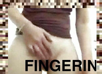 girl fingaring