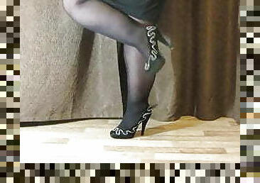 Bbw showing her legs in pantyhose 