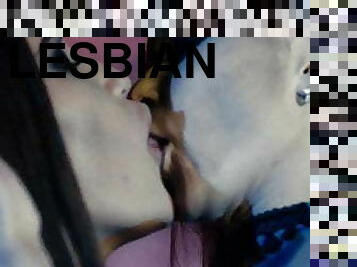 lesbo-lesbian, hieronta, bdsm, suuteleminen, enkeli, bikini, ruskeaverikkö, tatuointi