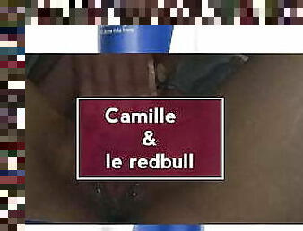 Camille se doigte avant de se rentrer un redbull