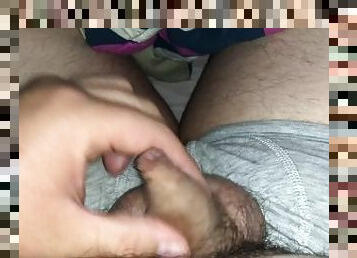 21enne obeso si masturba a letto e viene nelle mutande