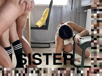 משתינים, אחות-sister, תחת-butt, תאומים