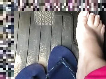 @tici_feet  Gas pedal wearing havaianas (preview)  Acelerando de havaianas e francesinha (prévia)