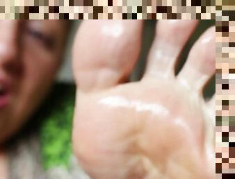 FOOT WORSHIP, NAKED TOES, WRINKLED SOLES. YELAHIAG