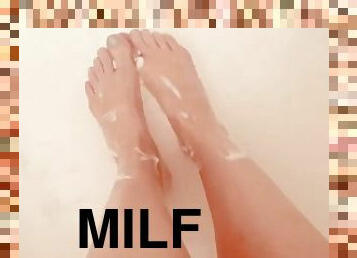 Cum on MILF FEET Lotion Play in the Tub TEASER Toes