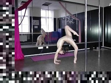 Incredible gymnastics by Tamara Neto with hottest ass