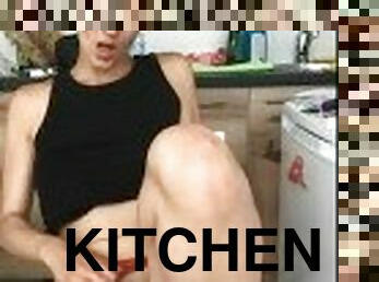 HOT TEEN IN THE KITCHEN TOUCHING HERSELF