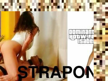 Dominuj?ca napalona ?ona pieprzy twarz m??a i czarne dildo strapon