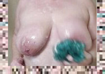 bañando, tetas-grandes, clítoris, pezones, coño-pussy, amateur, madurita-caliente, mamá, regordeta, regordeta-chubby