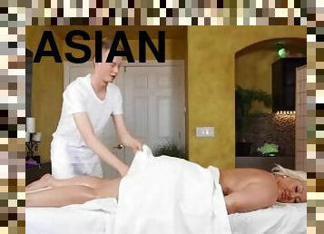 asiatiche, tettone, pompini, eruzioni-di-sperma, pornostar, massaggi, sperma-sulla-faccia, bionde, anellini, bocce