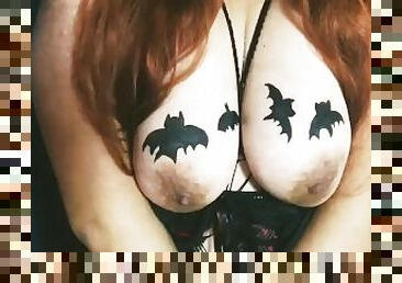 Jugando con mis tetas antes de la fiesta de Halloween ???????????????