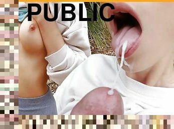 EXTREMELY PUBLIC BLOWJOB- I gave a Guy in the Park a sloppy Head so he Cum within 5 Minutes