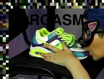 Girl tongue brings her sneakers to orgasm! Nike Air Max!