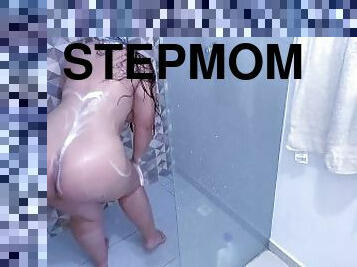I spy my stepmom in the bathroom