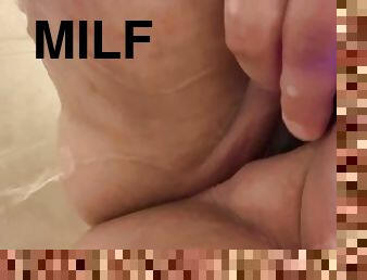 kylpy, clitoris, masturbaatio, pissaaminen, pillu-pussy, amatööri, milf, lelu, isot-upeat-naiset, pov