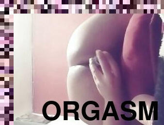 Masturbndome solo con un vibrador por primera vez