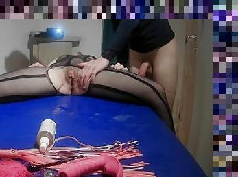 69, jeux gicle et baise dure attachée à la table de massage