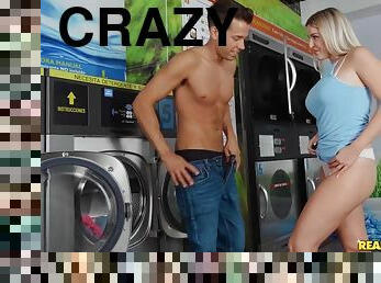 Kinky lovers satisfy their passion for fuck at laundromat