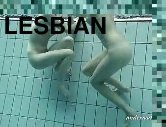 lesbian-lesbian, kolam-renang, di-dalam-air