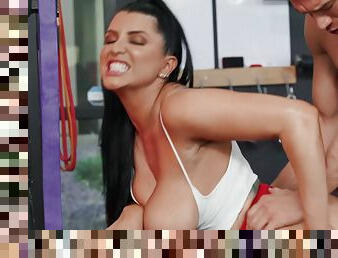 Sporty MILF Romi Rain got naughty in gym