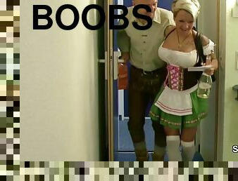 Teeny im Dirndl mit dicken Titten beim Oktoberfest gefickt