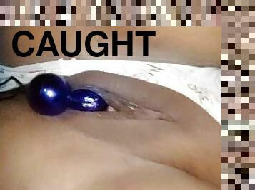 Morena culona descubierta masturbando sus tetas enseña como mete sus bolas en la vagina