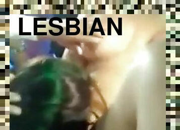 lesbiana, desnudándose