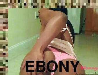 Ebony babe twerk w anal plug 1